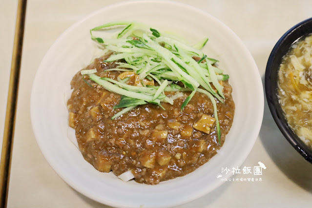 光華商圈『銀記手擀刀切牛肉麵』飲料喝到飽，捷運忠孝新生站