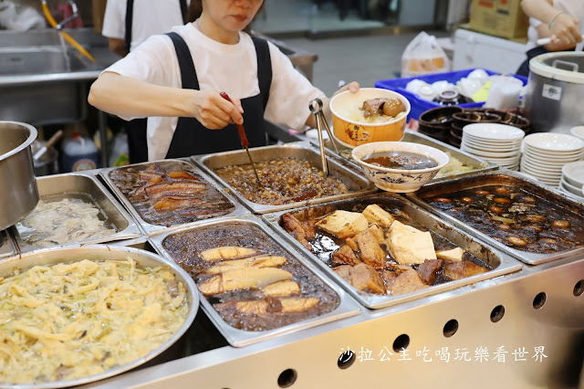 華西街夜市美食『阿義魯肉飯』超浮誇鮮蚵蓋飯.50年老店.萬華龍山寺美食