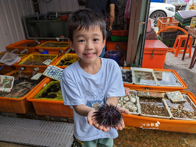 龜吼漁夫市集現剖現吃海膽好鮮甜