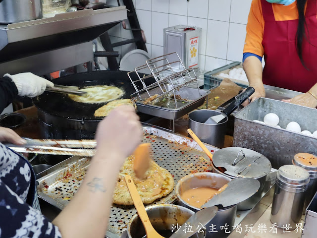 宜蘭頭城必吃『頂埔阿嬤蔥油餅』排隊美食，也有賣紅茶、奶茶可以搭配