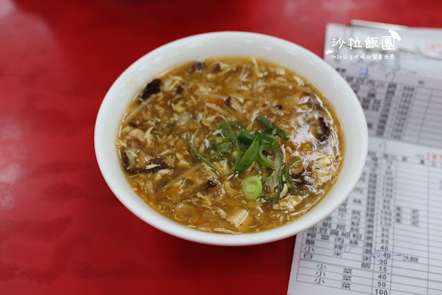 高雄苓雅美食『厚得福湯包麵食專賣店』紅茶、豆漿免費喝，平日也要排隊