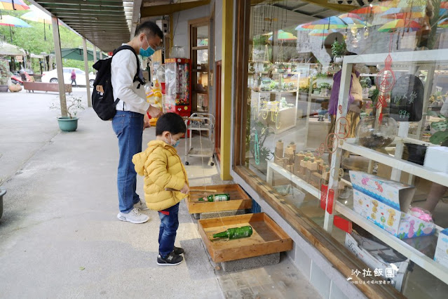 宜蘭景點『勝洋水草休閒農場』釣魚、划竹筏、溫泉魚、玩水、落羽松、IG彩虹傘、DIY