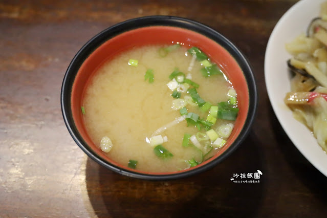 萬華美食巨無霸鮭魚握壽司『三味食堂』手掌大CP值超高