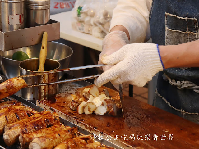 士林夜市美食/小吃『燒烤杏鮑菇』『北海道鹽烤帝王螺』『亞米亞米仙草奶凍/紅茶專賣』