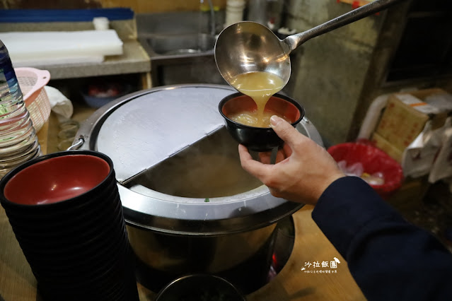 萬華美食巨無霸鮭魚握壽司『三味食堂』手掌大CP值超高