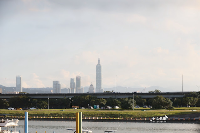 遠眺台北101的兒童遊戲場美堤河濱公園、毛小孩活動區、滑板、直排輪練習場