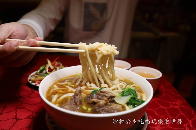 西門町美食.60年老店『一條龍餃子館』牛肉麵.菜單.捷運西門站