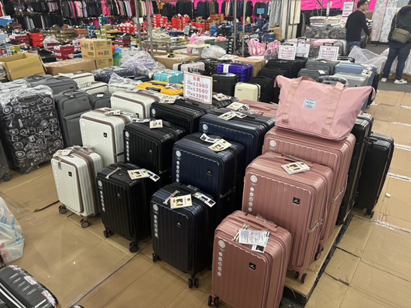 台南安南行李箱特賣會，工廠直營廠拍，990元起，前開式行李箱、胖胖箱、登機箱、包包