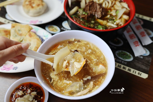 南投中興新村美食『梅園餡餅粥』用餐時間一位難求，40年老店