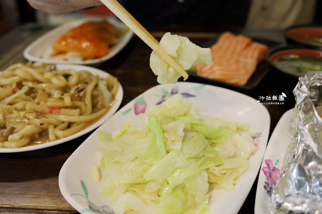 萬華美食巨無霸鮭魚握壽司『三味食堂』手掌大CP值超高