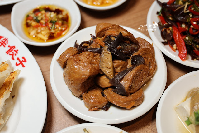 『屋伴餃子』士林夜市新開幕餃子麵食店，月見麻婆豆腐飯、時令排骨湯必點