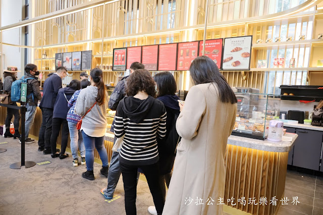 全台第一間進駐飯店的『星巴克(時代寓所門市)』銅面圓管線條打造藝術中島吧檯