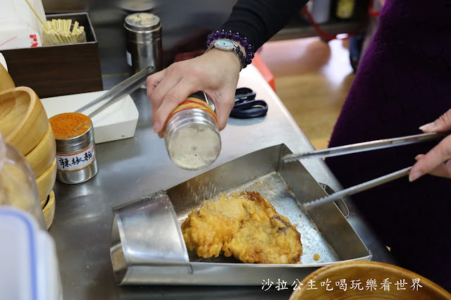 萬華必吃龍山寺美食『賴桑透抽蚵仔麵線』炸麻吉/魔霸雞排/7種料魔霸特餐