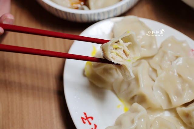 『屋伴餃子』士林夜市新開幕餃子麵食店，月見麻婆豆腐飯、時令排骨湯必點