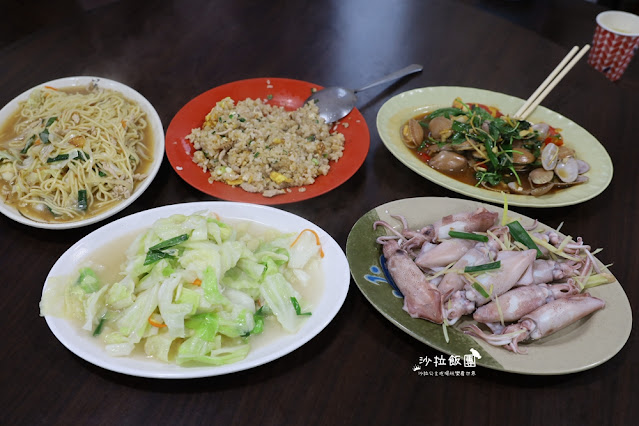 阿嬌萬里蟹萬里超強海鮮餐廳，下雨天也要排隊吃