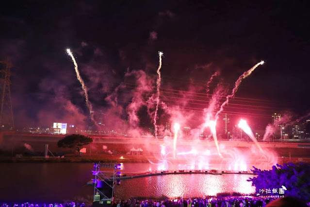 夜間免費入園、星光摩天輪等13種設施設施60元起玩到飽，晚上還可以看音樂焰火秀