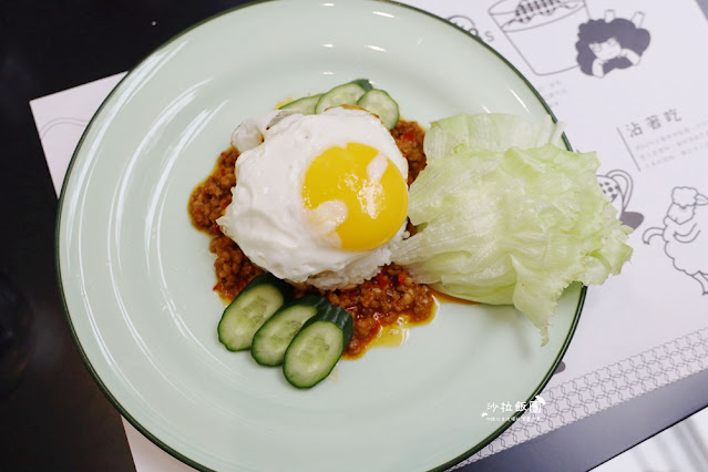 宜蘭景點黑RURU CAFE，來用餐還可以順便餵羊不用再找景點