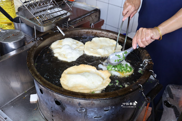 宜蘭頭城必吃『頂埔阿嬤蔥油餅』排隊美食，也有賣紅茶、奶茶可以搭配