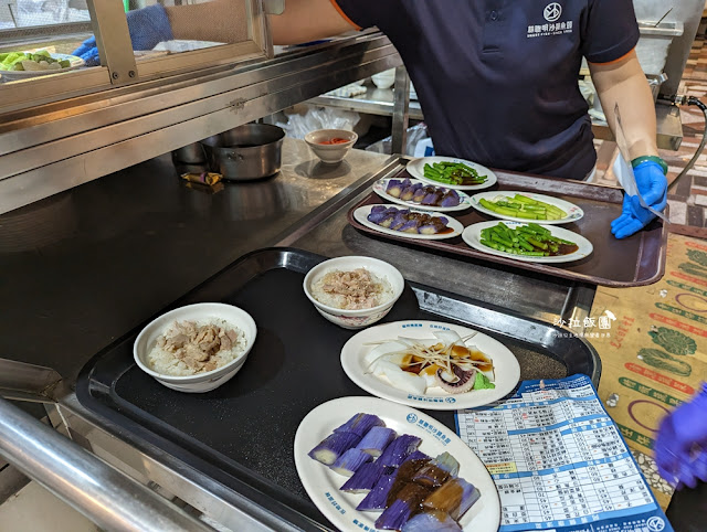 嘉義必吃人氣美食『林聰明沙鍋魚頭』連雞肉飯都好吃