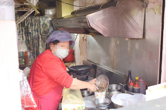 超霸氣‼️東園街無名炒飯，爆量鮭魚炒飯，一盒兩個人才吃完