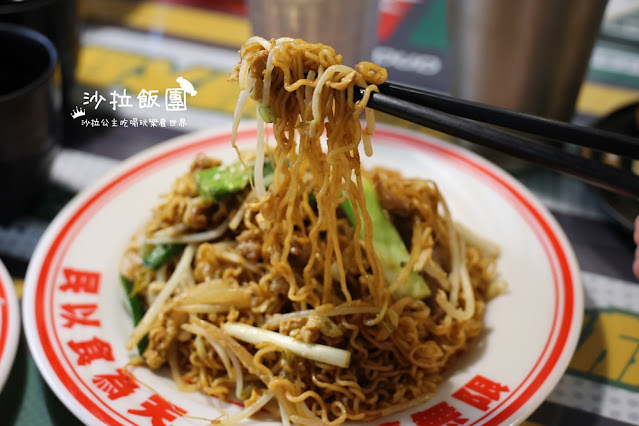 市政府站美食『玖龍冰室香港茶餐廳』菠蘿油、港式奶茶，午餐有套餐可以點