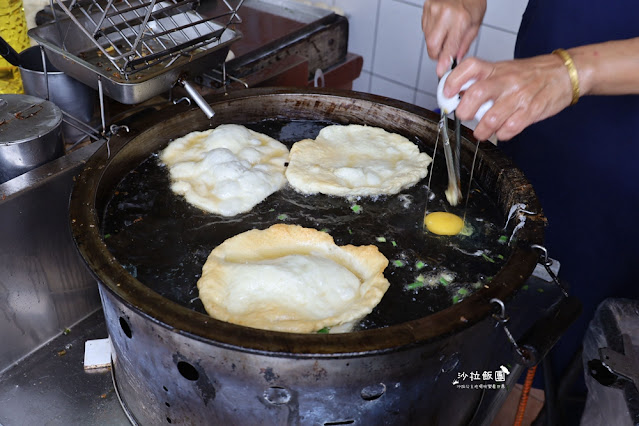 宜蘭頭城必吃『頂埔阿嬤蔥油餅』排隊美食，也有賣紅茶、奶茶可以搭配