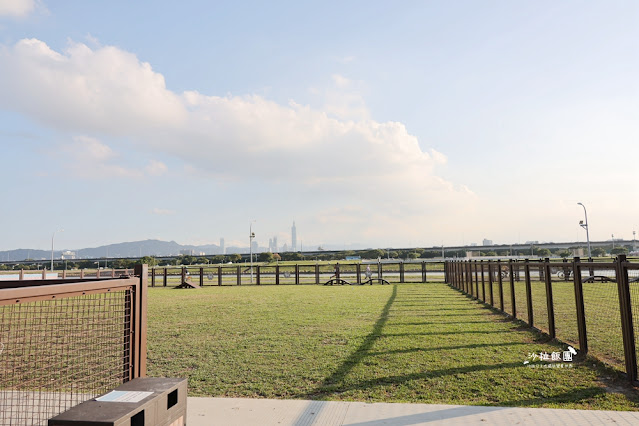 遠眺台北101的兒童遊戲場美堤河濱公園、毛小孩活動區、滑板、直排輪練習場