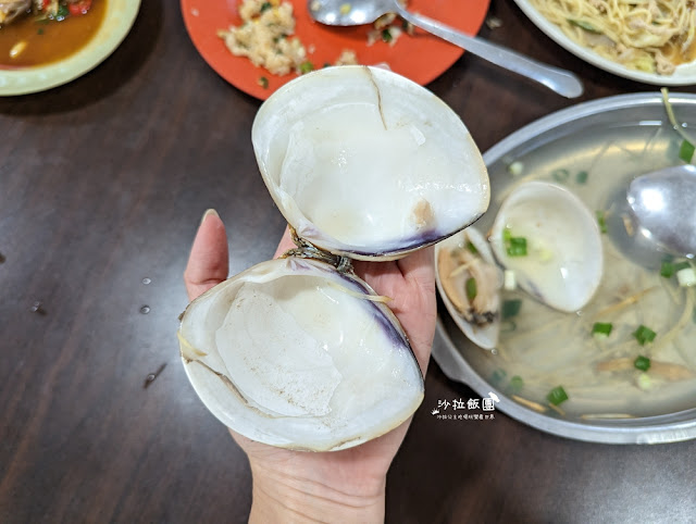 阿嬌萬里蟹萬里超強海鮮餐廳，下雨天也要排隊吃