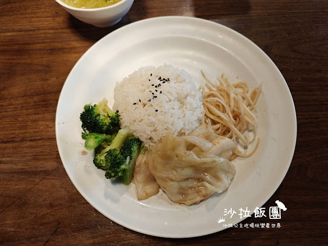 士林夜市泰式料理『FB食尚曼谷』商業午餐只要百元白飯、飲料、甜湯吃到飽