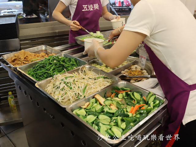 三重美食/小吃『五燈獎豬腳魯肉飯』三重四大滷肉飯/韓國白鐘元來台推薦小吃/辣蘿蔔無限供應