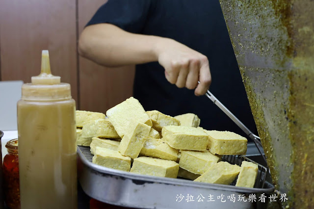 台中逢甲夜市必吃/食尚玩家推薦『紅茶臭豆腐』頂級伯爵茶發酵