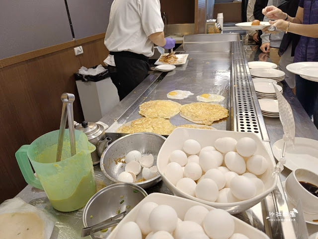 高雄高CP值住宿『康橋商旅六合夜市七賢館』一泊三食，24小時都在吃