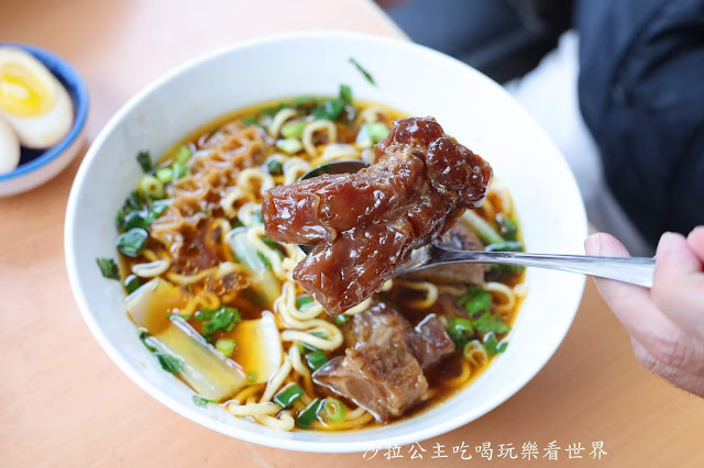 宜蘭頭城必吃排隊美食『龍記牛肉麵』限量牛三寶麵晚來吃不到