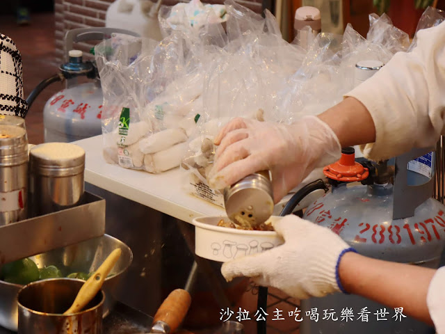 士林夜市美食/小吃『燒烤杏鮑菇』『北海道鹽烤帝王螺』『亞米亞米仙草奶凍/紅茶專賣』