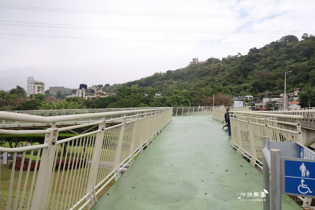 在市區就能賞櫻搭捷運就會到，假日就帶小孩來這放風