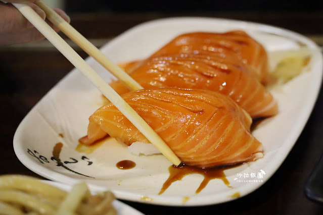 萬華美食巨無霸鮭魚握壽司『三味食堂』手掌大CP值超高