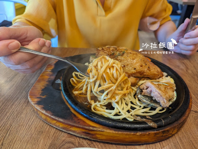 士林牛排『爭厚厚切牛排(士林中山店)』麵包、濃湯、飲料、霜淇淋無限供應