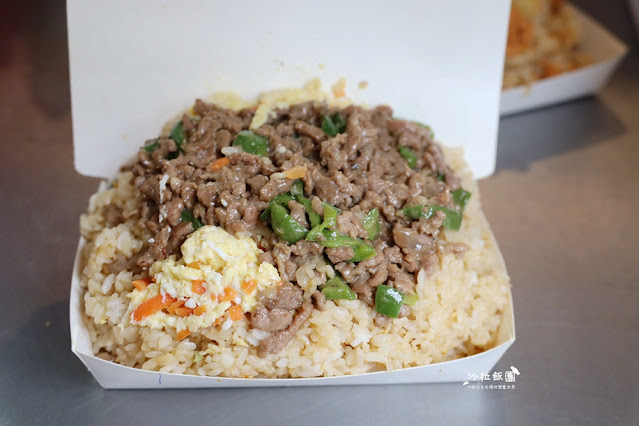 超霸氣‼️東園街無名炒飯，爆量鮭魚炒飯，一盒兩個人才吃完