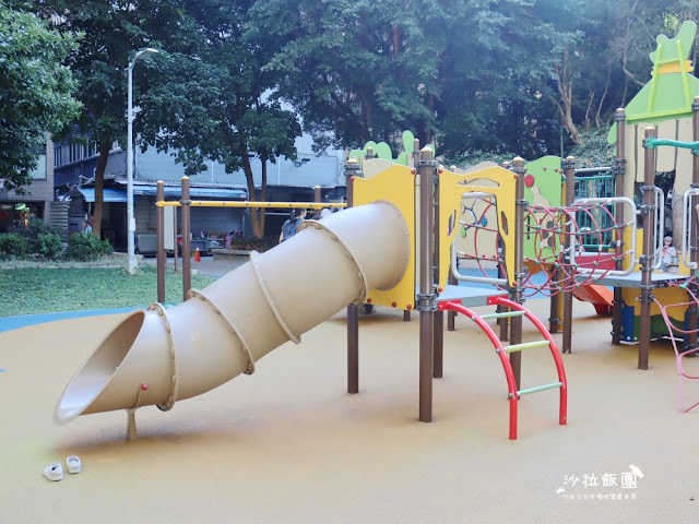 巷弄間的小公園以叢林動物為主題『晴光公園』波浪溜滑梯