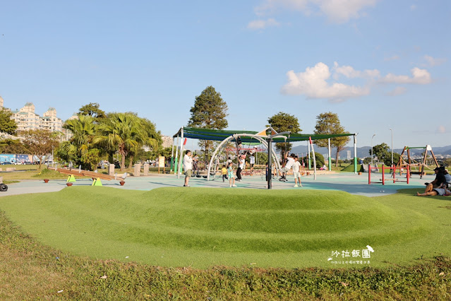 遠眺台北101的兒童遊戲場美堤河濱公園、毛小孩活動區、滑板、直排輪練習場