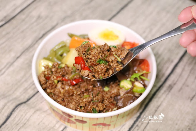 士林夜市泰式風味『雷雨食堂』白飯.飲料.湯無限供應