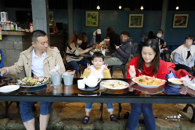 頭城美食車子不會到浮誇系美食『流水森林』上面在吃東西下面在被魚吃吃