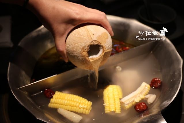 大巨蛋美食『湊湊火鍋』三種小菜、水果、白飯吃到飽