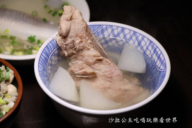 華西街夜市美食『阿義魯肉飯』超浮誇鮮蚵蓋飯.50年老店.萬華龍山寺美食