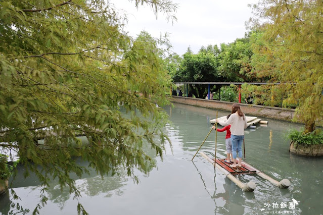 宜蘭景點『勝洋水草休閒農場』釣魚、划竹筏、溫泉魚、玩水、落羽松、IG彩虹傘、DIY