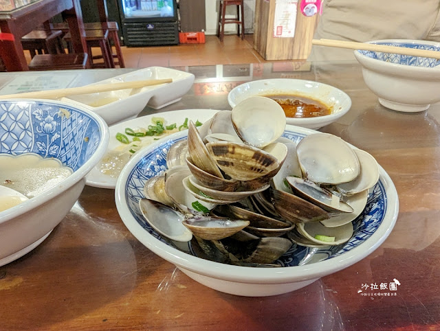 信義區美食『胡饕米粉湯台北市府店』浮誇創意米粉湯，紅茶麥茶喝到飽