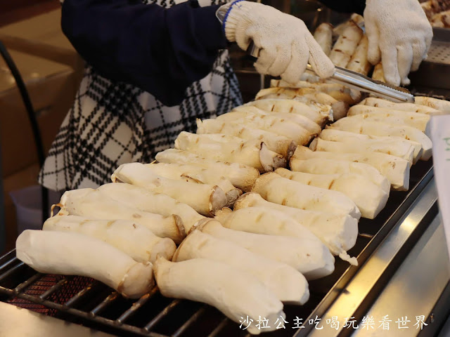 士林夜市美食/小吃『燒烤杏鮑菇』『北海道鹽烤帝王螺』『亞米亞米仙草奶凍/紅茶專賣』