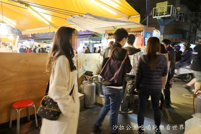 樂華夜市白糖粿/冷掉吃也很酥/外形像牛舌餅裹糖粉