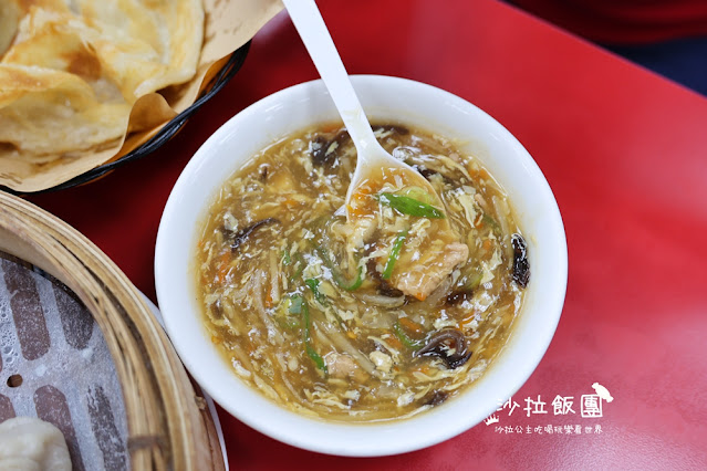 高雄苓雅美食『厚得福湯包麵食專賣店』紅茶、豆漿免費喝，平日也要排隊