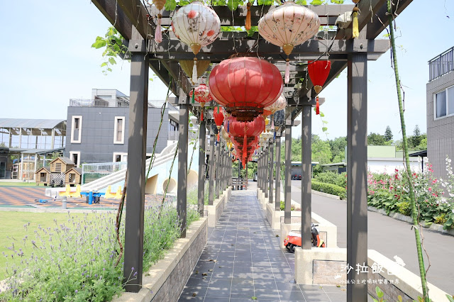 2500坪超狂親子民宿『親水89饗樂民宿』餵浣熊.溜羊.餵魚.餵兔子/大型磨石子溜滑梯/特斯拉充電站/有電梯